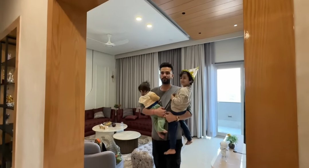 breezysoull's tweet photo. No writings for today's vlog..just go and watch it asap ❤️🥺 cuteness overloaded 🫠✨🧿 #ElvishYadav https://t.co/YcKoJGDEcY