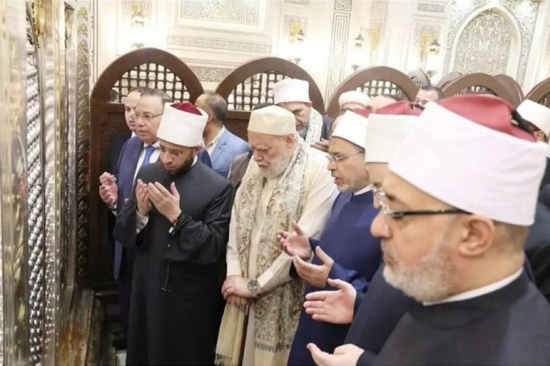 علي جمعة والأزهري وآخرون يقفون خاشعين أمام ضريح البدوي، ويرفعون أيديهم طالبين منه المدد.
إذا كان هذا ما يفعله من ينتسبون إلى أهل العِلم، فلا تستغربوا ما يفعله أهل الجهل.
#مولد_البدوي