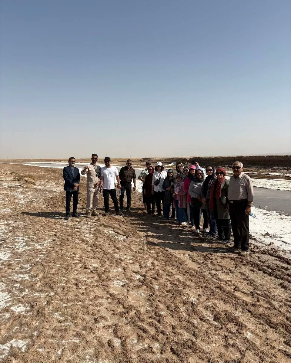 از تور عکاسی تا مقصد گردشگری 
برداشت نمک در کال‌شور جاجرم با مناظر درخشان و کم‌نظیرش، حالا گردشگران را از بجنورد و مشهد به این جاذبه طبیعی کشانده است.
#جاجرم #کال_شور #گردشگری #خراسان_شمالی