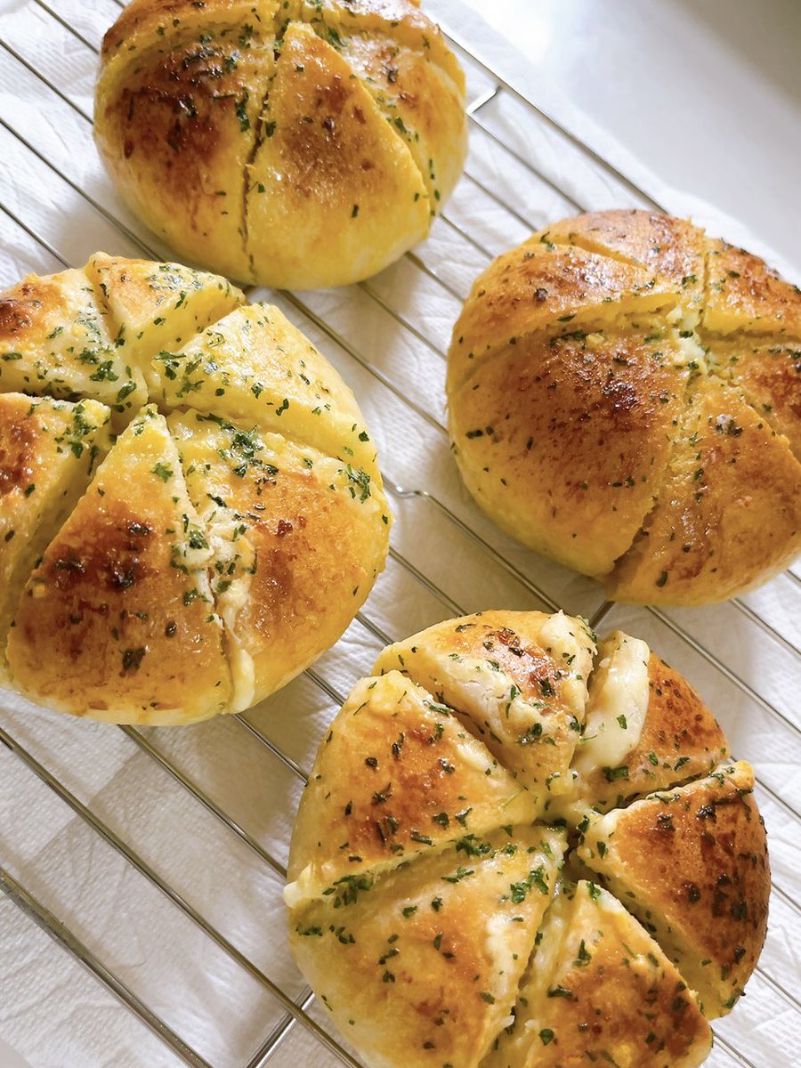 マヌルパン作ってみました
ニンニクバターとクリームチーズの甘じょっぱパンです

#料理記録 #パン作り #くっさうま