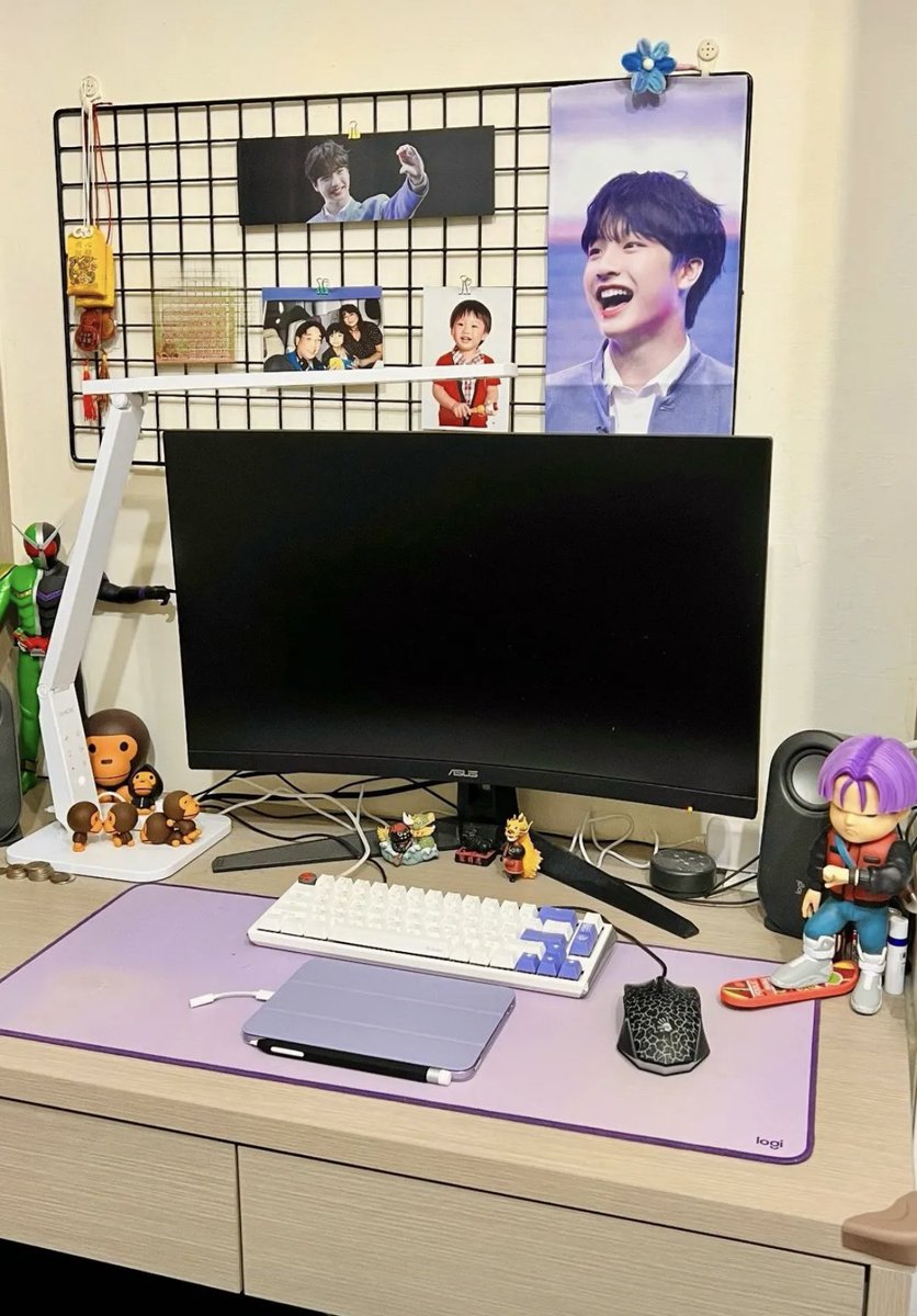BabyYUniverse's tweet photo. ちなみに今の？チンウィデスク💻
リトルマイロがたくさん🐒🫶で、10代の男の子感満載の机！
お気に入りの物に囲まれて、アニメ見ながらニコニコしてそう😊😊😊😊
#보이즈2플래닛 #BOYS2PLANET #쉬칭위 #ボイプラ2 #チンウィ #許謦宇  #HSUCHINGYU https://t.co/GoamQcNFIM