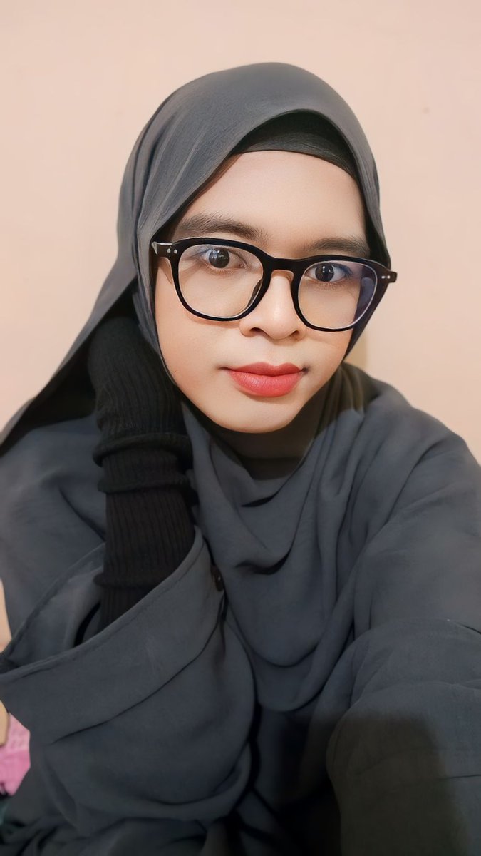 JustHumairaa's tweet image. Lagi belajar percaya diri pakai gaya hijab versiku sendiri. Rasanya campur aduk, tapi seneng.