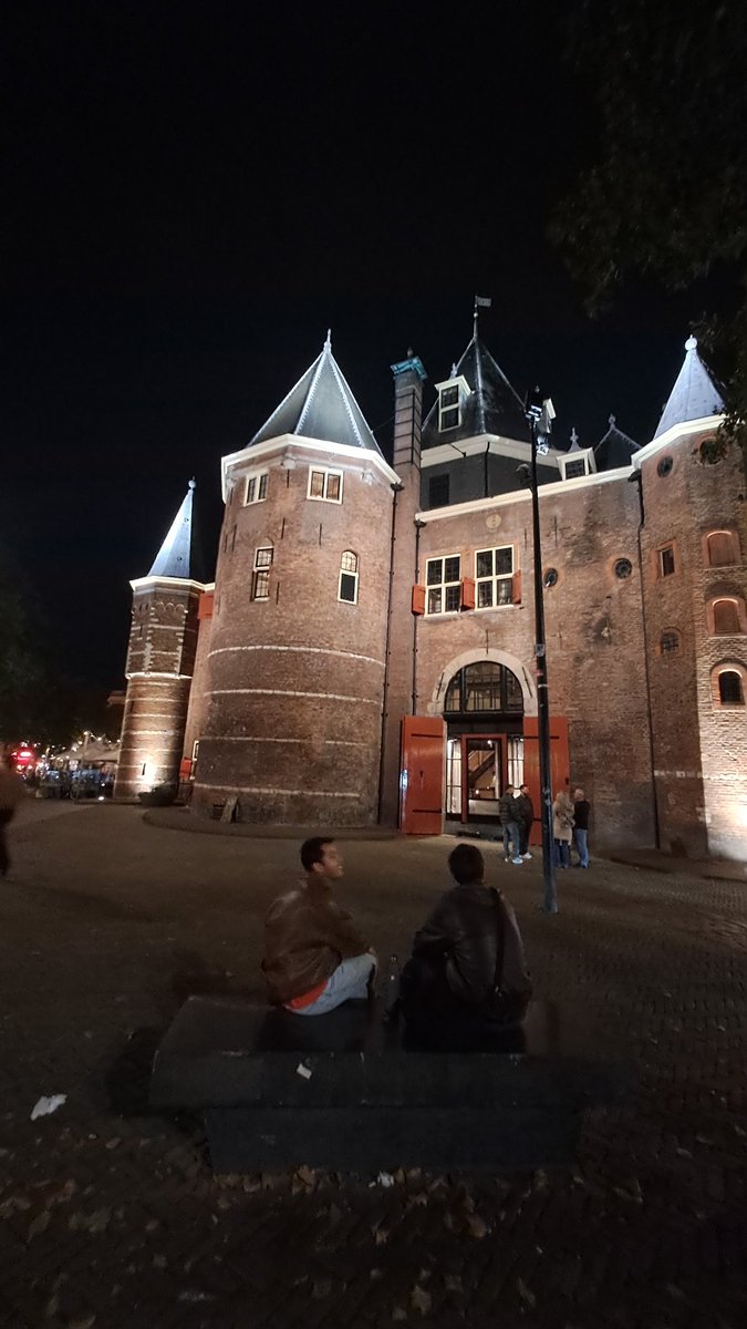 swizzlestick19's tweet photo. Night time in 'Dam
#Canalstroll #Bridges #Windows #Coffeehouse #TramsNbikes #EyeLevel https://t.co/0eHB7N4RDr