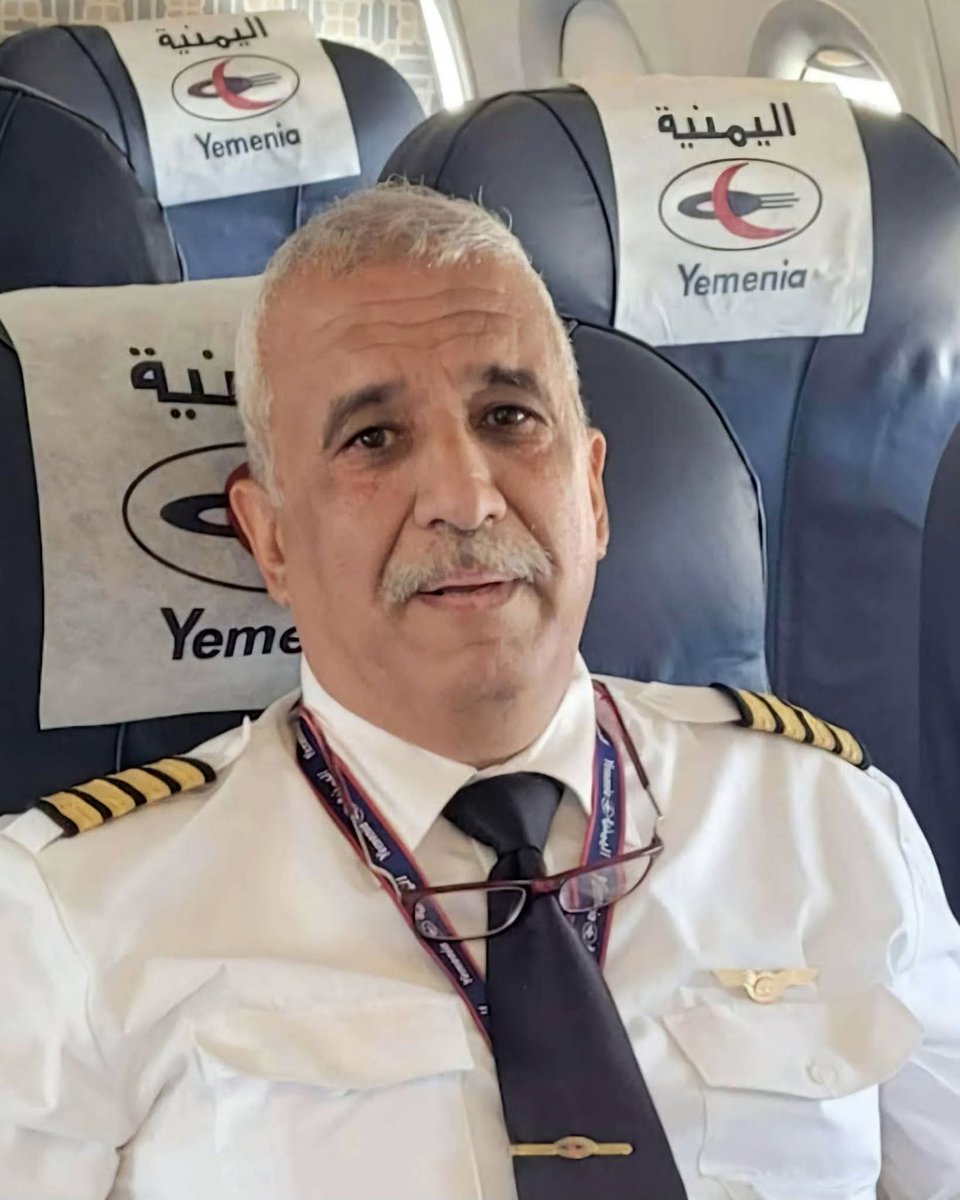 كان طيّاراً في "اليمنية" يحلّق بحريةٍ بلا تذكرة، يدخل المطار كأنه رئيسٌ بلا حراسة، تسبقه هيبته ويتبعه الإعجاب.
لكن حين انحاز لعبدالملك الحوثي، وخالف أوامر شركته فاختطف طائرة مدنية كانت في طريقها إلى عدن، سقط من سماء المهنة إلى قاع الخيانة.
الطائرة رُكنت في صنعاء حتى دمّرتها غارة