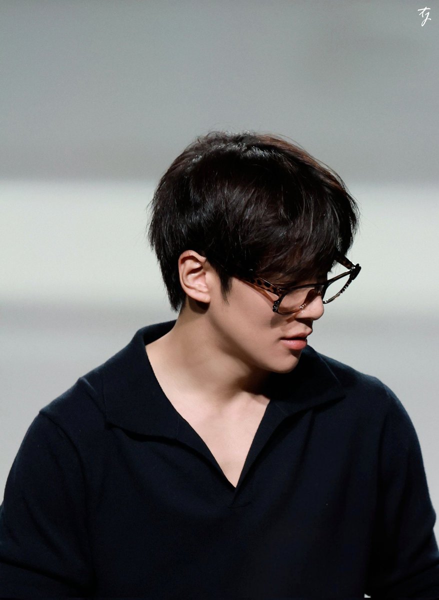 턱구경하느라 안경 뭔 큐티쇡시호피키티안경인거 이제알음