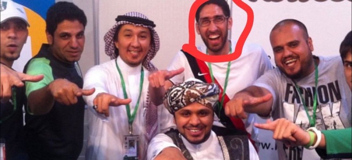 كان فيه دفاع مستميت عنه من الاهلاوية
ويوم كان الكل يقول انه اهلاوي الجميع كان يكذبنا

#دهلوي_يمنع_تيفو_التتويج 😆