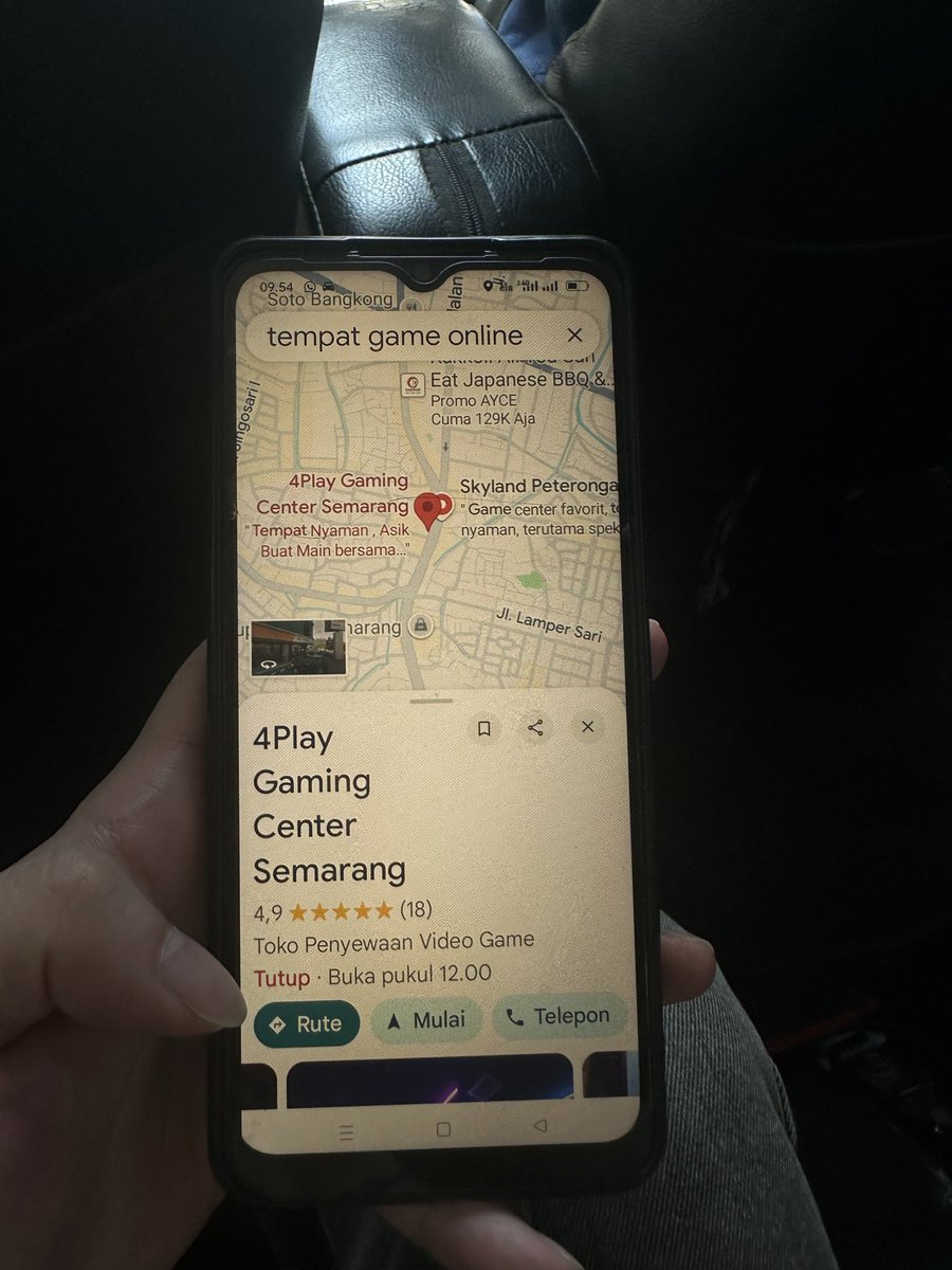 vopy2c's tweet photo. 请问这家店还开门吗？我可以在里面玩电脑游戏吗？#semarang https://t.co/MAx7QqtLJM