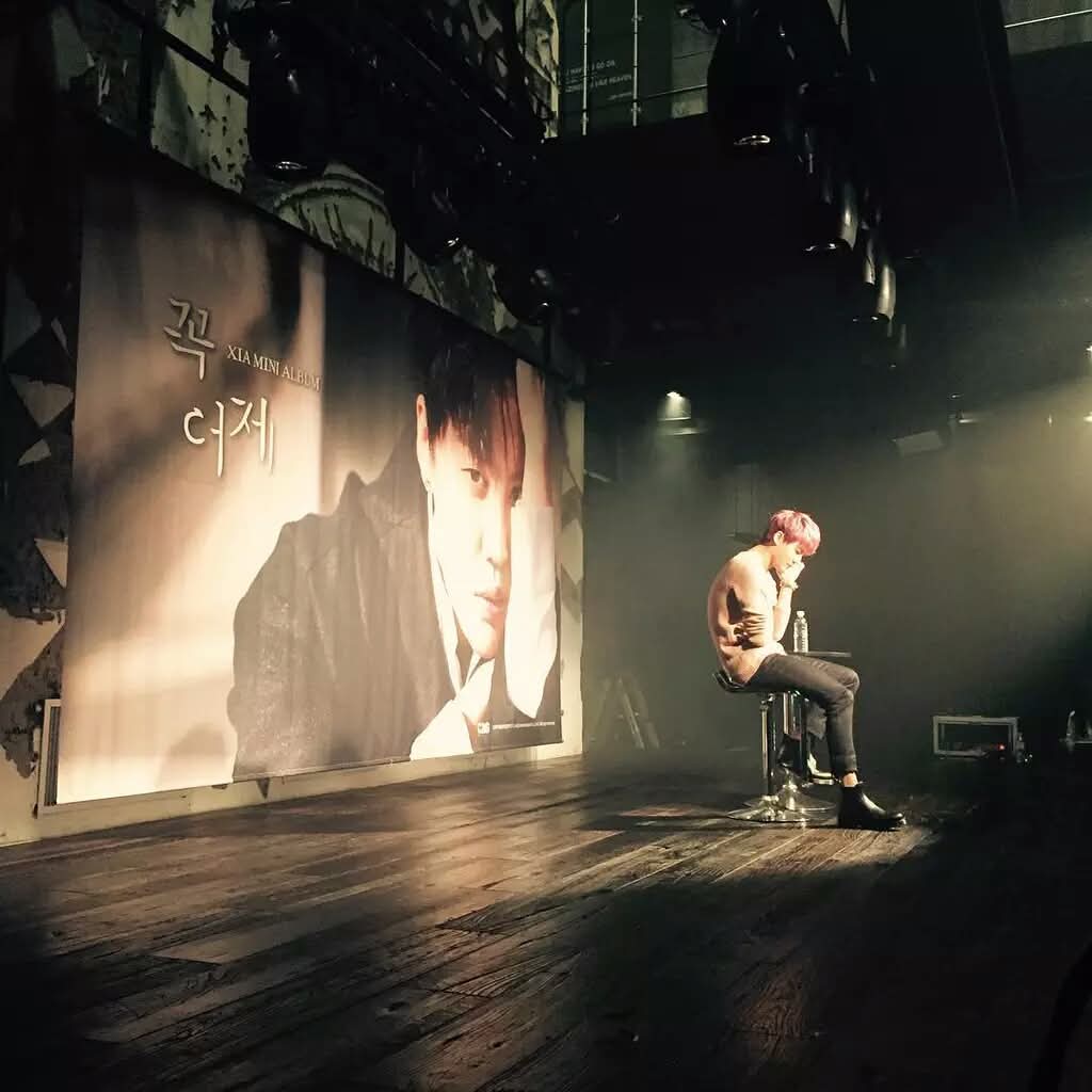 "그대와 함께 늙어가고 싶어요
이 삶을 다 써도 우리에겐 짧을 테니"

🫶 꼭어제 10주년 축하해 🫶