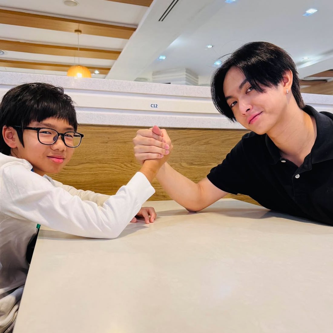 decem2er's tweet image. เค้าตามหากันทั้งทล ที่ไหนได้ไปนั่งงัดข้ออยู่กับน้องวิณณ์ 55555555555 
#COPPERdechawat