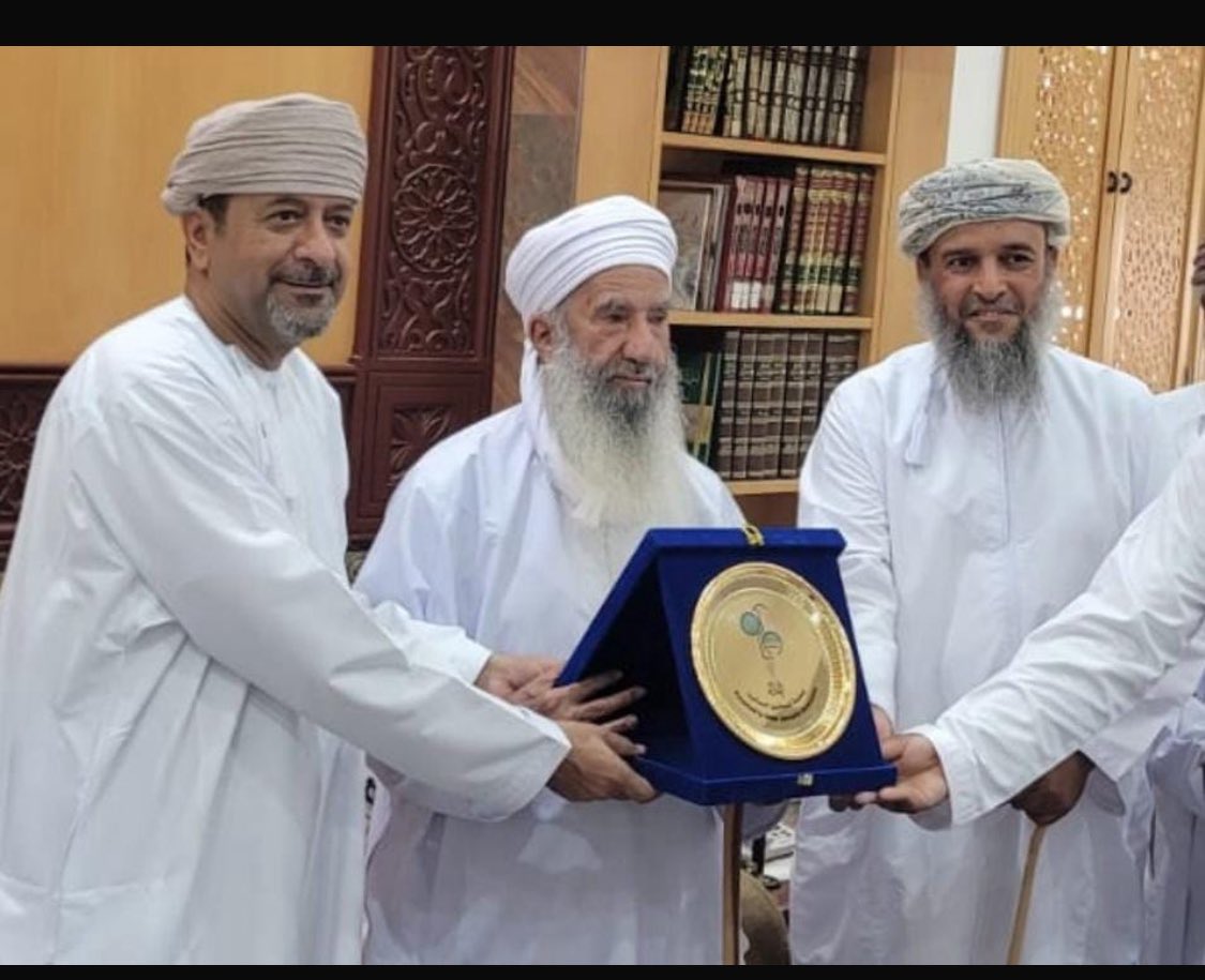 Hmalsawafi's tweet photo. من زيارة أعضاء جمعية الصحفيين العمانية - وفي مقدمتهم الدكتور محمد العريمي رئيس الجمعية - 
للشيخ حمود بن حميد الصوافي 
في منزله العامر

ظهر الجمعة
٢٤ ربيع الآخر ١٤٤٧هـ
قرية المغدر- ولاية سناو https://t.co/fcnhRopZow