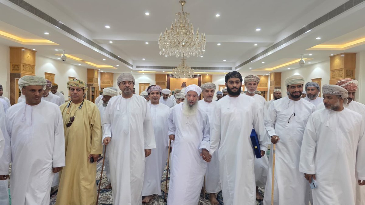 Hmalsawafi's tweet photo. من زيارة أعضاء جمعية الصحفيين العمانية - وفي مقدمتهم الدكتور محمد العريمي رئيس الجمعية - 
للشيخ حمود بن حميد الصوافي 
في منزله العامر

ظهر الجمعة
٢٤ ربيع الآخر ١٤٤٧هـ
قرية المغدر- ولاية سناو https://t.co/fcnhRopZow