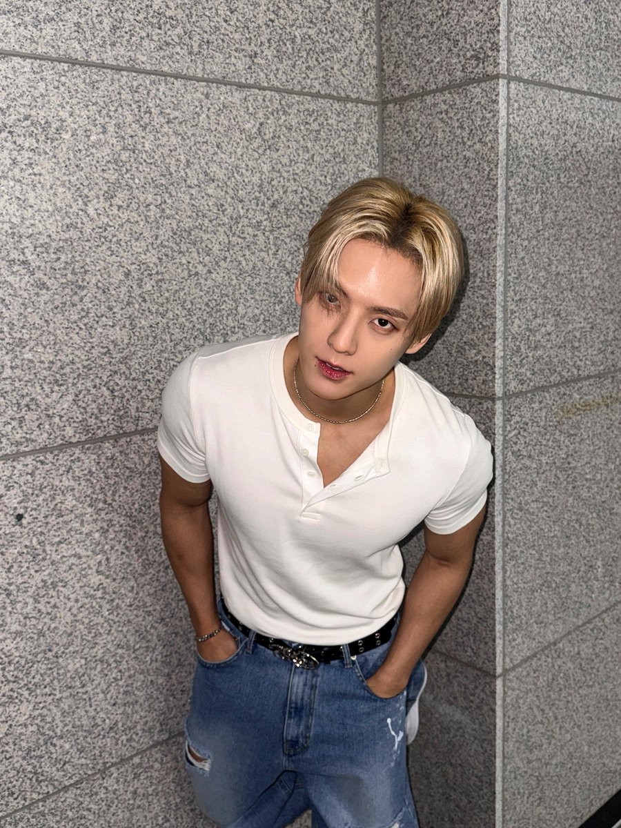 민혁님 NEW 프롬 프사 💭 #허타람찌 
흰티 남자의악마 ㅁㅊ