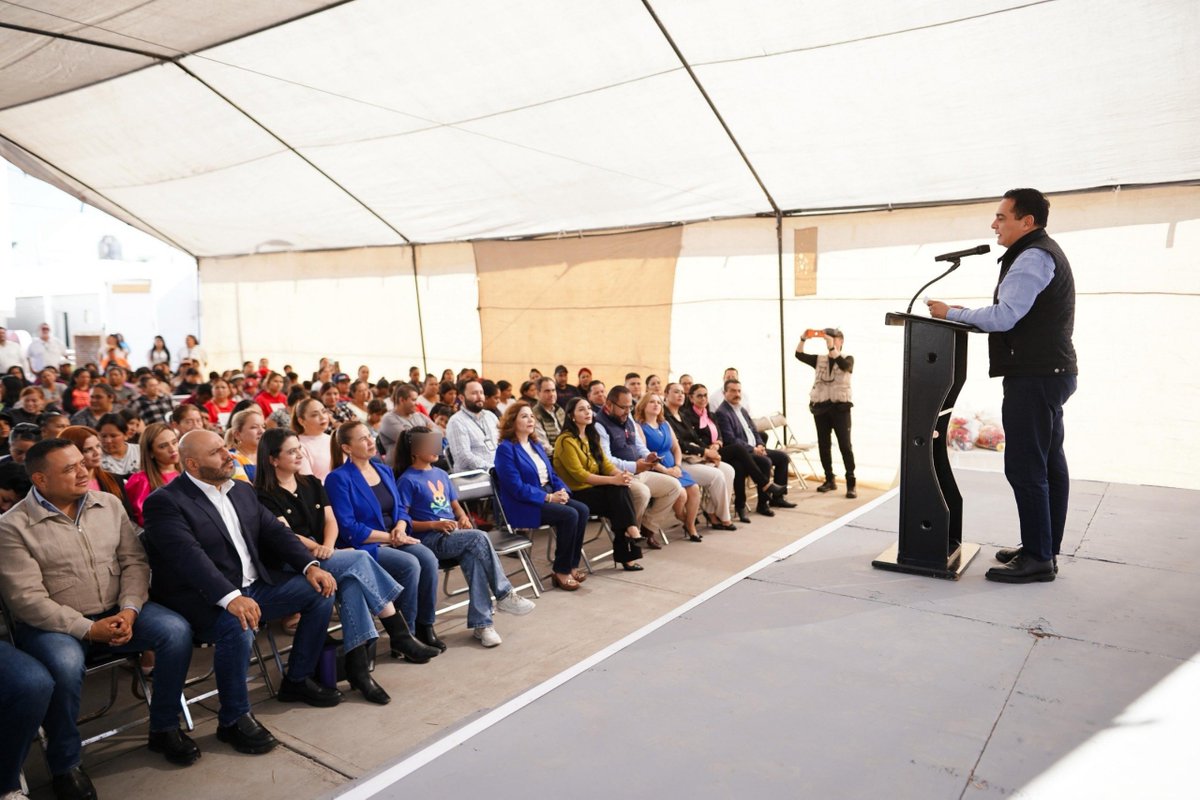 AnguloInforma's tweet image. #ÁnguloDuranguense | @josejoseantonio fortalece “Juntos por la Niñez” 👧🧒 con apoyos a 103 menores para su regreso a clases.

El @DIFMunicipalDgo impulsa bienestar, educación y alimentación digna, reafirmando que en Durango la infancia es primero. 💛