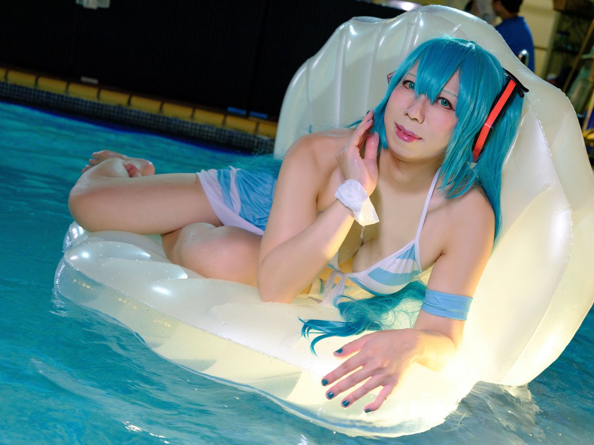CoserTakatetsu's tweet photo. ＃コスプレ
＃リゼロ
#初音ミク 
#水着 
#ビキリ

���年の夏はビーチとプール２回にコスプレします🏖️
プールに女装できるは私は想像できない😮

エミリアだん: _jojocosss_
📸 https://t.co/10gTvEoqYM、hofuzz.cos、philipjai522、piggudog_production
(すべてはInstagramです) https://t.co/lS0earA5Oj