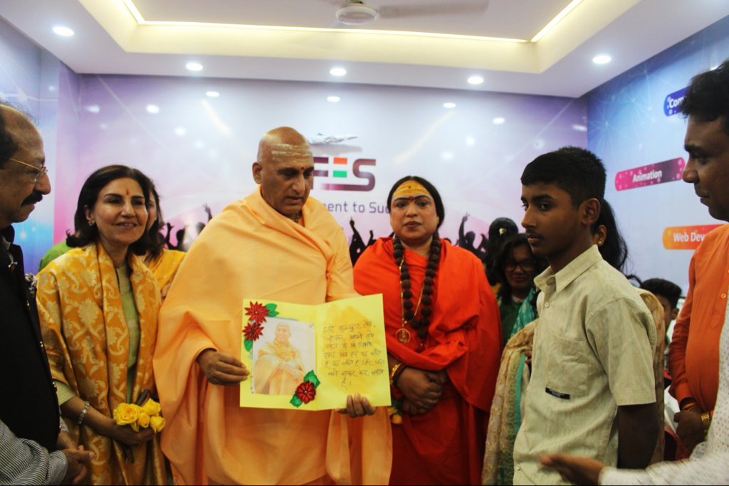 AvdheshanandG's tweet image. धनतेरस के पावन अवसर पर भविष्य की ओर सशक्त कदम- “सेंटर फॉर फ्यूचर स्किलिंग” का शुभारंभ !
श्रीमत्परमहंस परिव्राजकाचार्य, श्रोत्रिय ब्रह्मनिष्ठ, अनन्तश्रीविभूषित, जूनापीठाधीश्वर आचार्यमहामण्डलेश्वर पूज्यपाद श्री स्वामी अवधेशानन्द गिरि जी महाराज “पूज्य आचार्यश्री जी” द्वारा स्थापित…