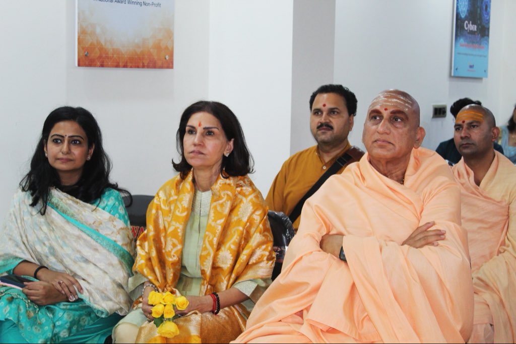 AvdheshanandG's tweet image. धनतेरस के पावन अवसर पर भविष्य की ओर सशक्त कदम- “सेंटर फॉर फ्यूचर स्किलिंग” का शुभारंभ !
श्रीमत्परमहंस परिव्राजकाचार्य, श्रोत्रिय ब्रह्मनिष्ठ, अनन्तश्रीविभूषित, जूनापीठाधीश्वर आचार्यमहामण्डलेश्वर पूज्यपाद श्री स्वामी अवधेशानन्द गिरि जी महाराज “पूज्य आचार्यश्री जी” द्वारा स्थापित…