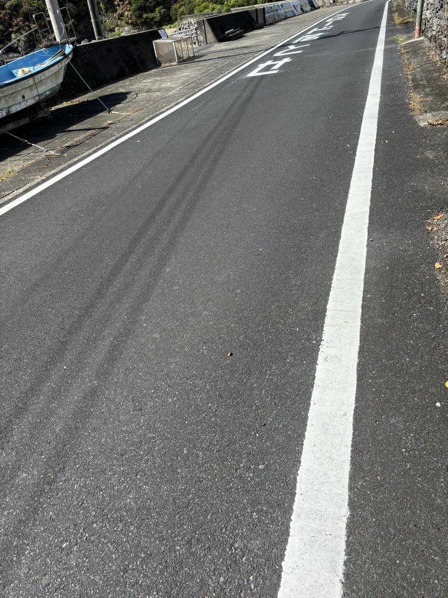 #プリン🍮 移動販売車で買ったものです(((o(*ﾟ▽ﾟ*)o)))
日用品を軽バンで週に2回販売しに来てる(葉野菜、肉は無い)

 #サンゴの石垣  #ガジュマル も元気

ほぼ消えてた道路の白線と #スピード落とせ が書き足されて、良かった…集落のメイン道路でスピード早い車やバイクが目立ってたから。。。