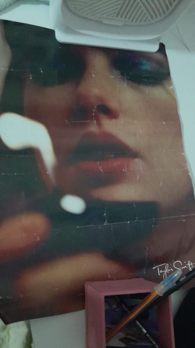 ajudem plss, alguem sabe de onde é esse poster do minights? ganhei de uma amiga e smp tive curiosidade de saber de onde veio