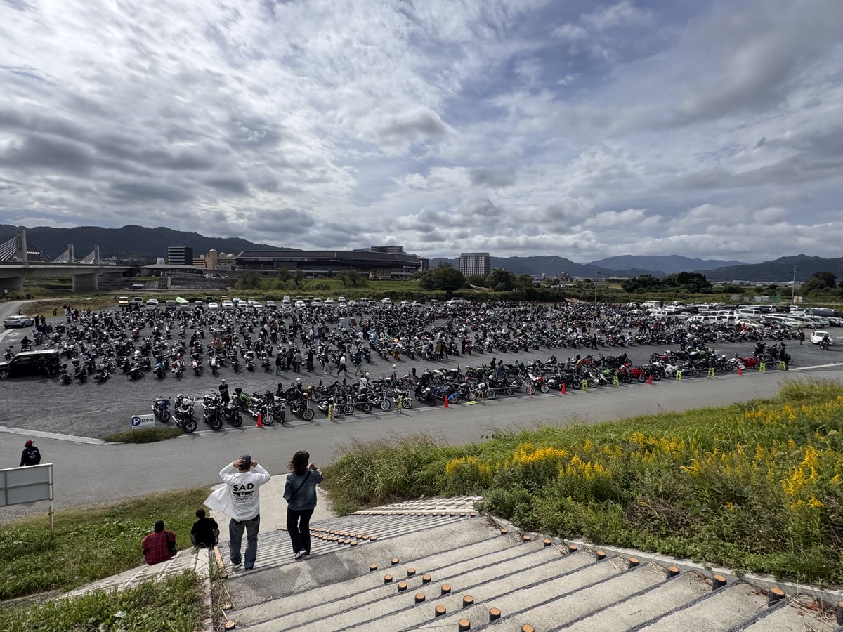 smith_nicolive's tweet photo. トラッドスタイルミーティングめっちゃバイクいるwww https://t.co/YFWl7L1JKV