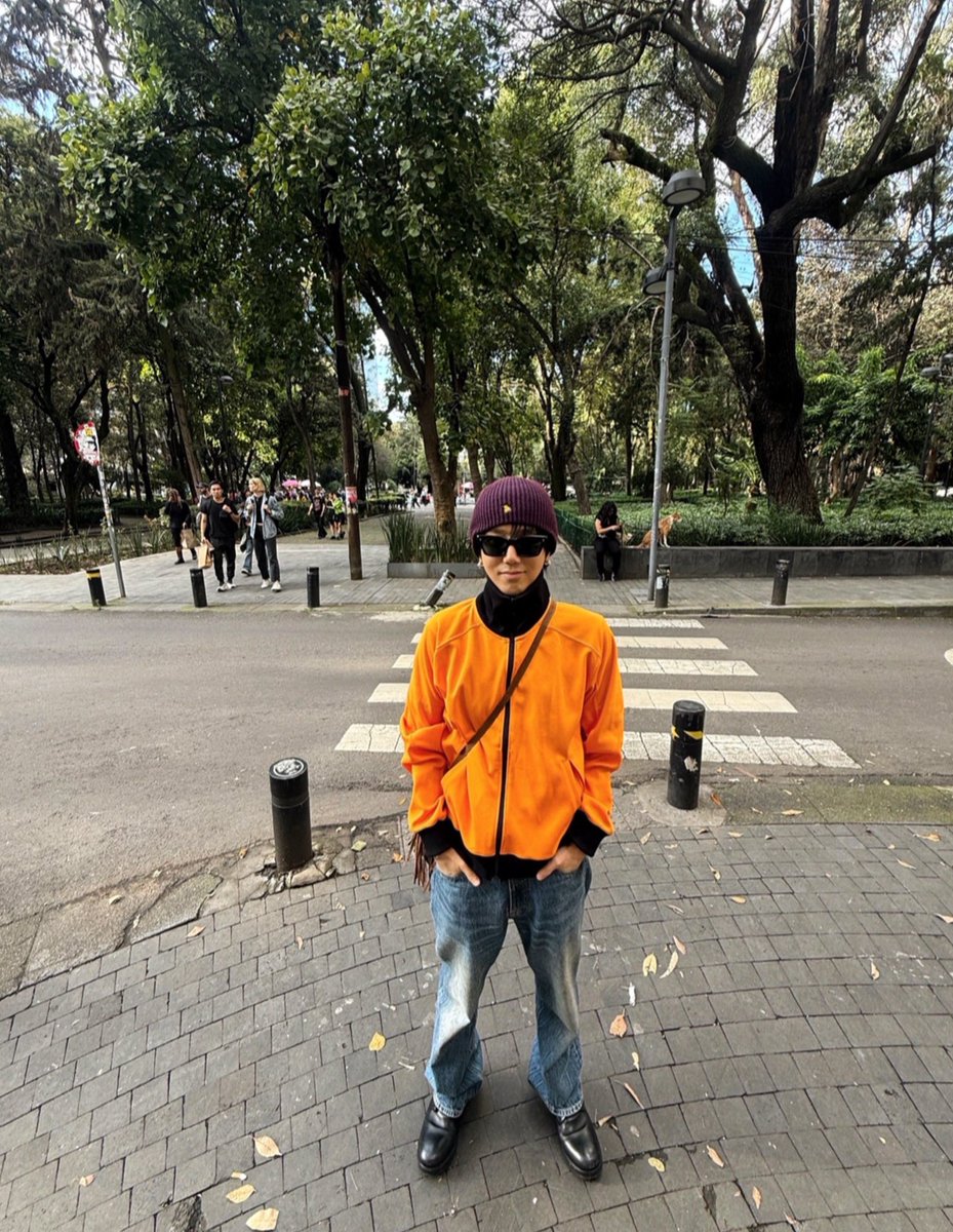 km_yesung's tweet photo. Yesung encaja tan bien con la vibra bohemia citadina y cultural de la Ciudad de México, se nota que realmente la disfrutó.

¡Vuelve pronto Yesung! Habemos miles de Clouds que te esperamos con Super Junior y sobretodo en solitario. 
#YESUNG @shfly3424 https://t.co/L6aLQXDrUQ