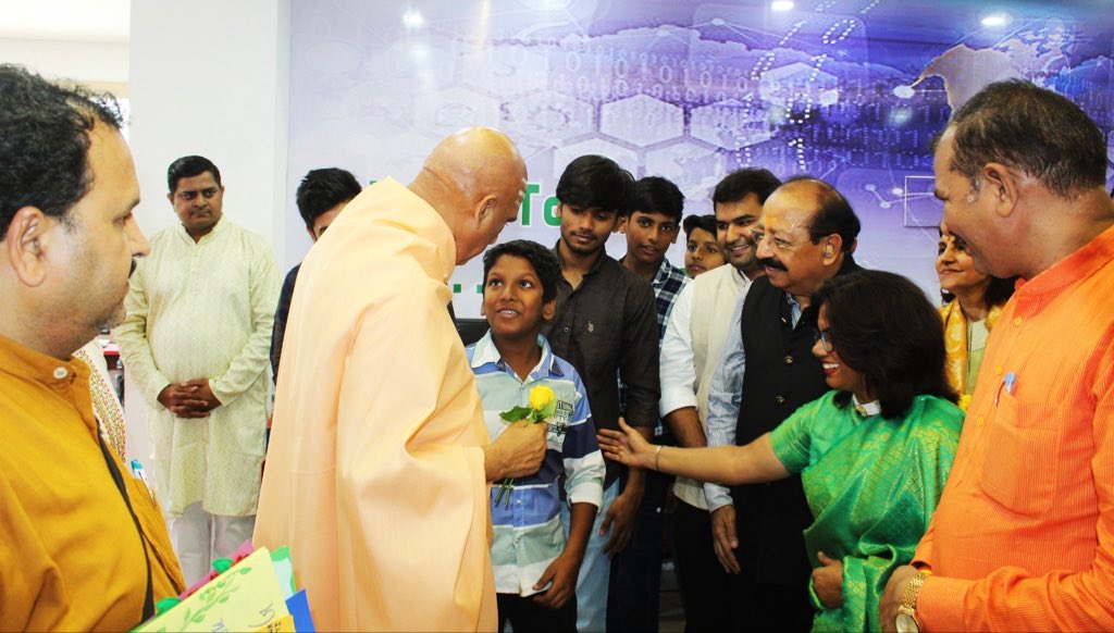 AvdheshanandG's tweet image. धनतेरस के पावन अवसर पर भविष्य की ओर सशक्त कदम- “सेंटर फॉर फ्यूचर स्किलिंग” का शुभारंभ !
श्रीमत्परमहंस परिव्राजकाचार्य, श्रोत्रिय ब्रह्मनिष्ठ, अनन्तश्रीविभूषित, जूनापीठाधीश्वर आचार्यमहामण्डलेश्वर पूज्यपाद श्री स्वामी अवधेशानन्द गिरि जी महाराज “पूज्य आचार्यश्री जी” द्वारा स्थापित…