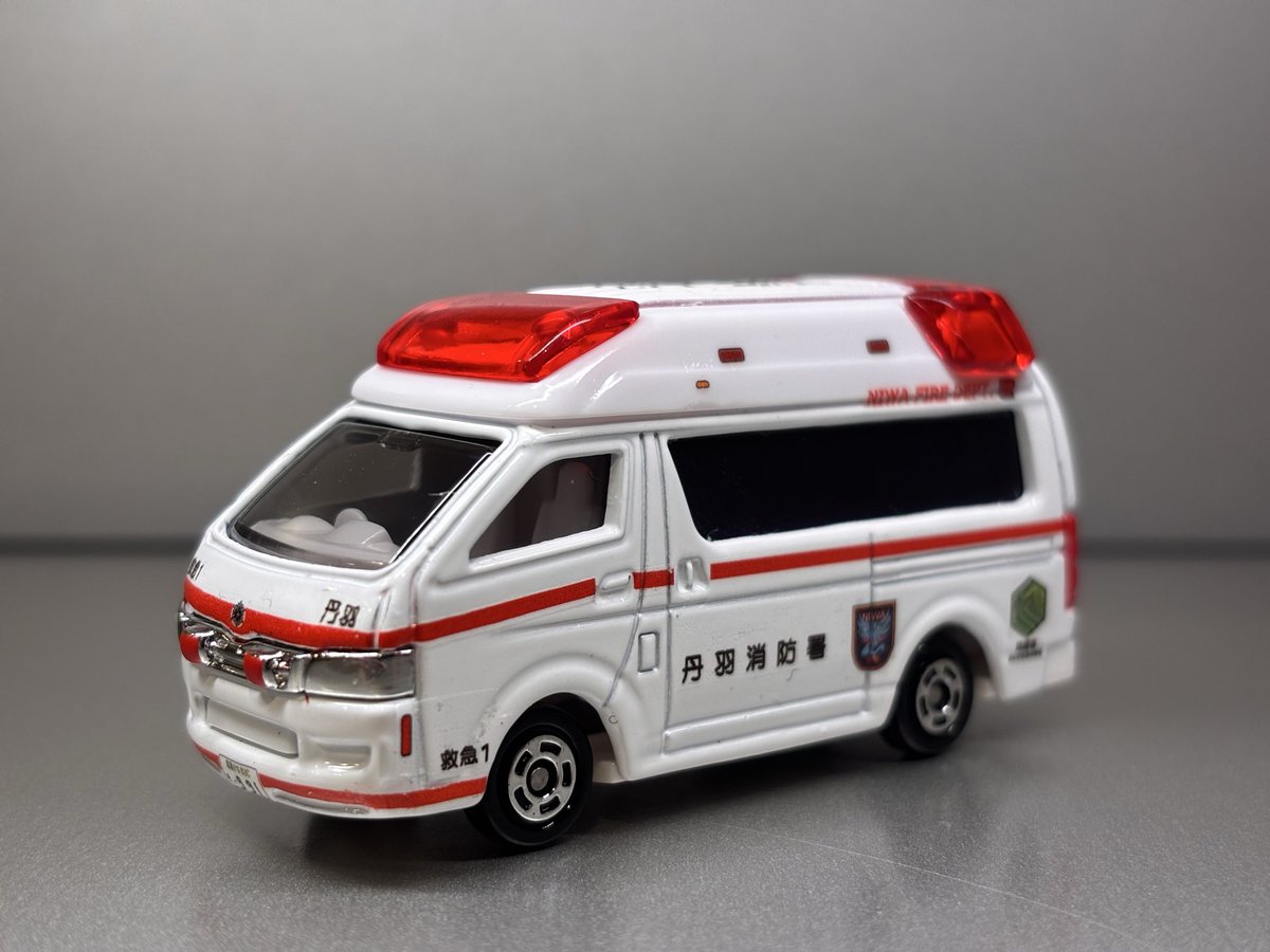tomio_Factory's tweet photo. ご依頼いただき、丹羽消防署 救急車 仕様を作成いたしました🎉フロントからサイドにつながる赤いラインの作成に苦労しましたが、なんとか見ていただけるレベルにはなったかな😅 https://t.co/Whd6SjraH9