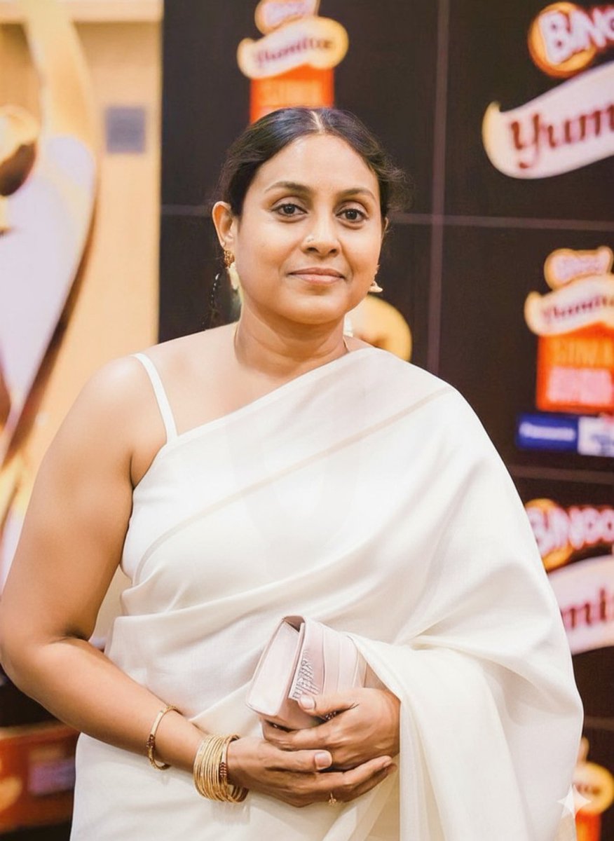Mu friends thoughts that my mom will sad due to my dad's death it will take time for her to recover.

But my mom the very day
Comes down from room wearing a white saree and sleveless blouse, asking my friends: Dei kanna aunty ku semaya bore adikithu namba ellam padathuku pogalama