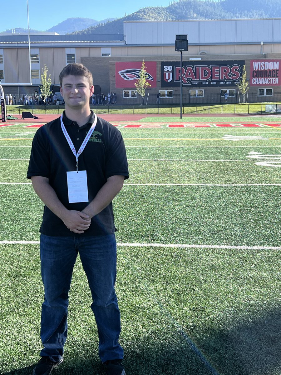 MasonPeter70946's tweet photo. Had an amazing time today with @SOU_Football. Thank you so much to @CoachBeaton_2 and @Coach_T_Souza for having me out and showing me everything that Southern Oregon has to offer! https://t.co/kDwax0csDg