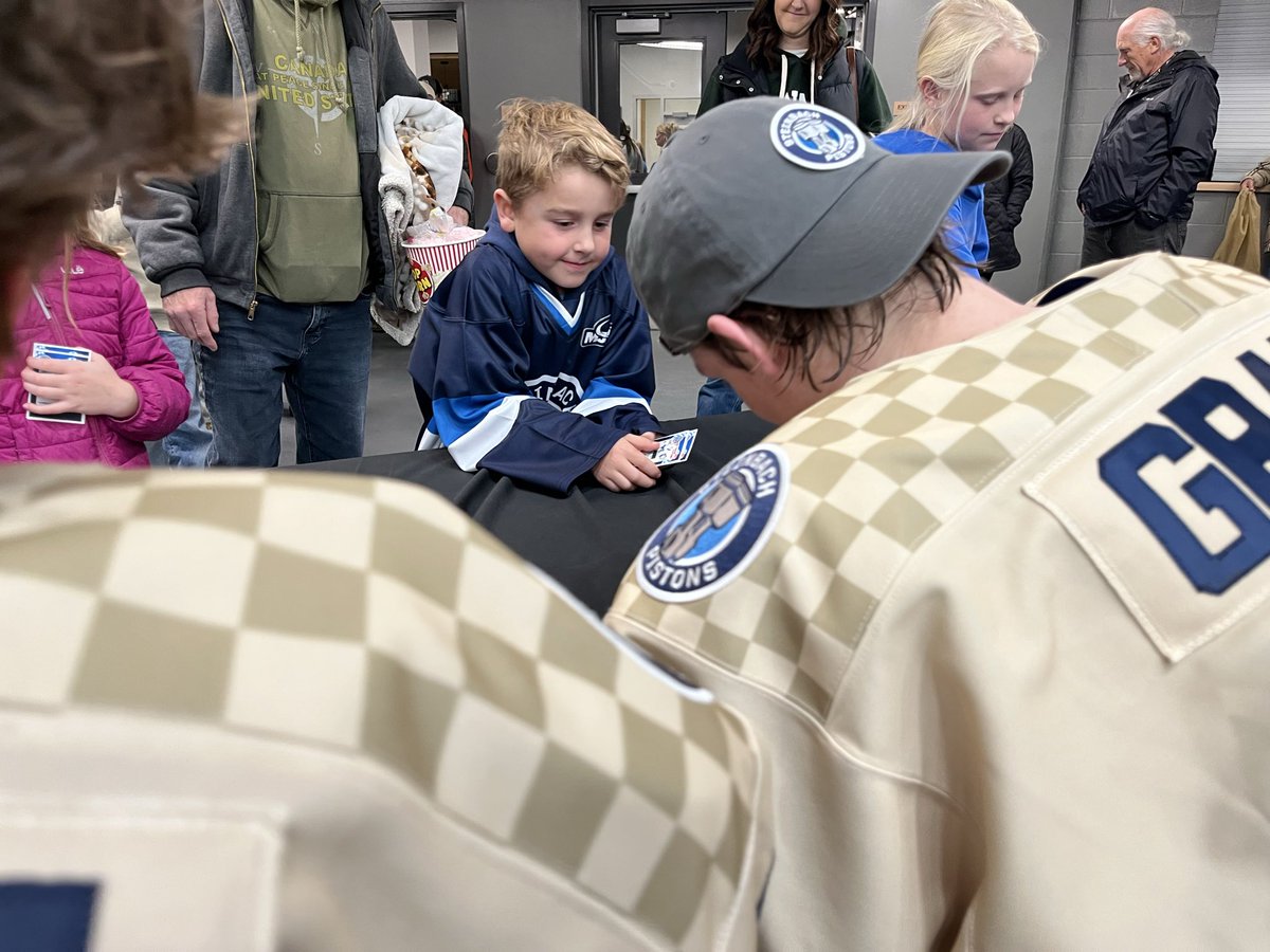 MJHLPistons's tweet photo. What a fantastic turnout for our first @DairyQueen hockey card signing of the season! The guys were signing cards for over 30 minutes. Big crowd tonight—1970—huge thanks for making it a great evening. #mjhlhockey https://t.co/i0gwWCLWAU