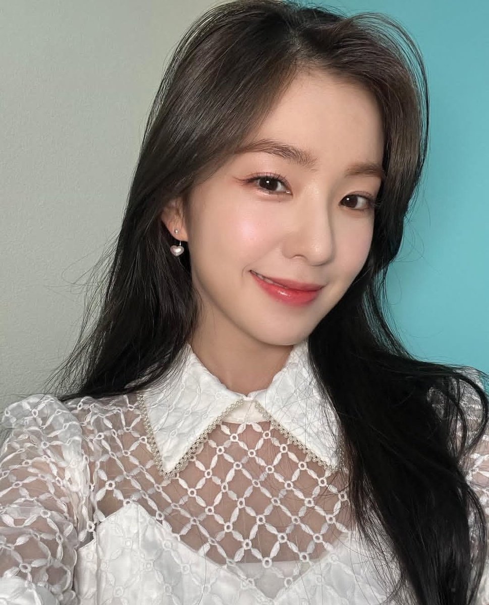 𝐥os rumores son ciertos: la #𝔊u͟s𝕥a𝐛o개울ー𝔓är𝕥y fue el tema principal de todos los noticieros y yo no puedo estar más orgullosa de mi bebé, quien día con día nos llena de cancioncitas increíbles como #𝔉o͟rʼ𝑂ne𓋜𝔇a𝕪 🩰♡

𝑠weē𝐭 🫐 ˎˊ˗ 𝐛luë𝐛ǝrry.