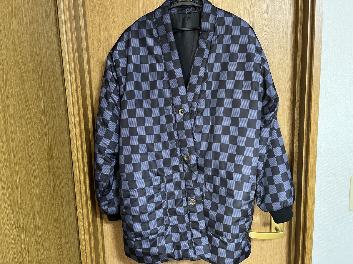 皆さんおはみぉ〜ん☀️
私の #冬に向けた準備 は「半纏の用意」です👔

ドケチなので冬でも暖房はあまり使わないのですが、その時の強い味方が半纏！
これがあれば上半身の温もりは保証されます🔥

ちなみにちゃんちゃんこは袖が無いものを指すそうです。
#朝ミオおたより