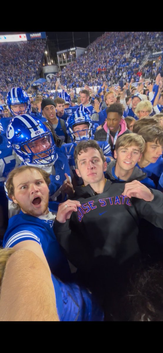 tbhawkes's tweet image. This is a proud dad moment. 😂😂😂🙏🏻🙏🏻🙏🏻🐴🐴🐴🐴 #HolyWar #BoiseState