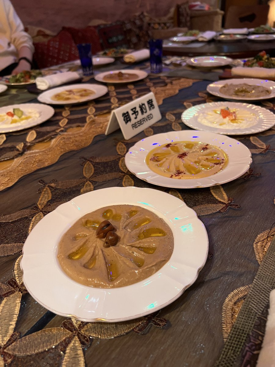 「万博でヨルダンのご飯食べれなかったから食べてきた自分がやめない限り万博は続くらし」|YBIのイラスト