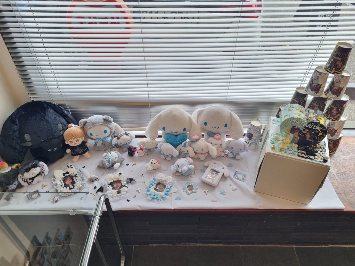 두 번째 생카_사진_3
케이크 이벤트 작년처럼 귀엽게 만드셨고
개인적으로 포스터 앞 자리에 앉아서 찍으면
너무 이쁠 것 같았다!
<a href="/forCHUU_/">𝐊𝐢𝐬𝐬 𝐚 𝐩𝐮𝐩𝐩𝐲? 𝐤𝐢𝐭𝐭𝐲?</a>