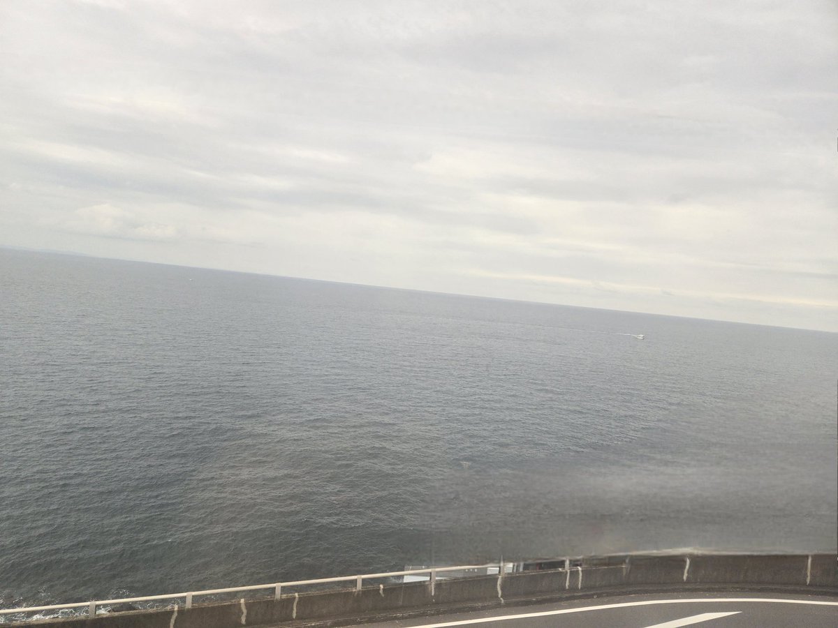 siroirumoco's tweet image. AIは凄い‼️
電線やら、山やら建物までも消して、水平線を見せてくれました(笑) 
間もなく熱海。