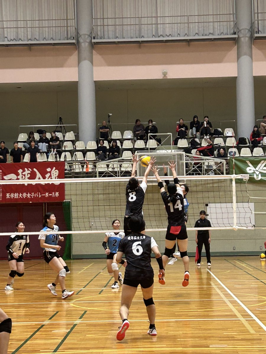 tokai_vb's tweet image. 2025年度 東海秋季女子1部リーグ戦 11日目】
Aコート第1試合
岐阜協立大学vs至学館大学
25-22
17-25
19-25
25-22
13-15
セットカウント2-3
至学館大学の勝利です!
