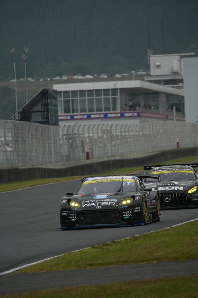レーススタートしました！
堤選手がドライブ、3番手走行中です。