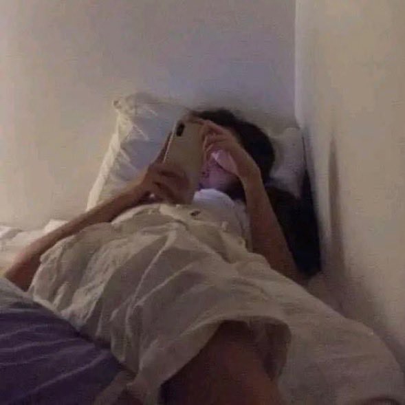 Guarromantico_'s tweet photo. Todos de fiesta // Yo viendo sus historias https://t.co/h4LFTQOVH5