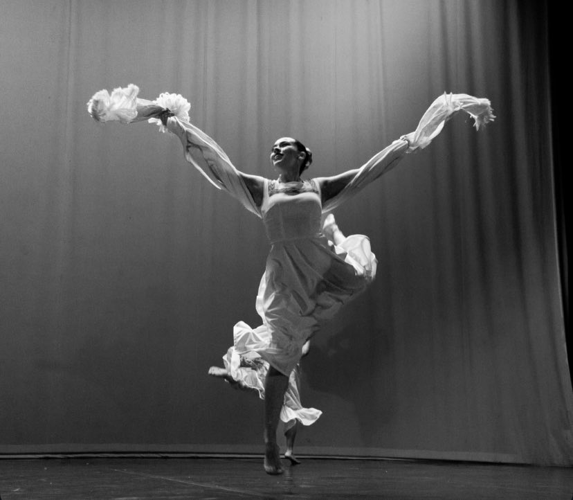 karymitre's tweet photo. Un poco de la función que tuve con el Ballet Provincial 🤍🪻en el festival internacional de danza contemporánea Lila López. https://t.co/2WcHeDsZYz