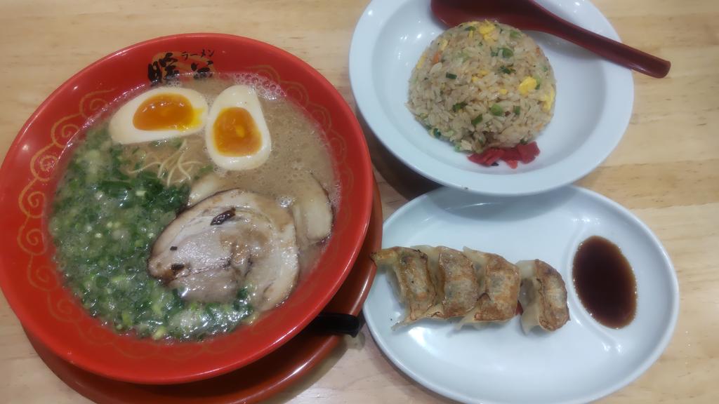 ランチ🍴
味玉子入りラーメン🥚🧅🍜
半チャーハン🍚
博多一口餃子🥟
美味しかった＆お腹いっぱい満たした〜🤤
#ラーメン暖暮