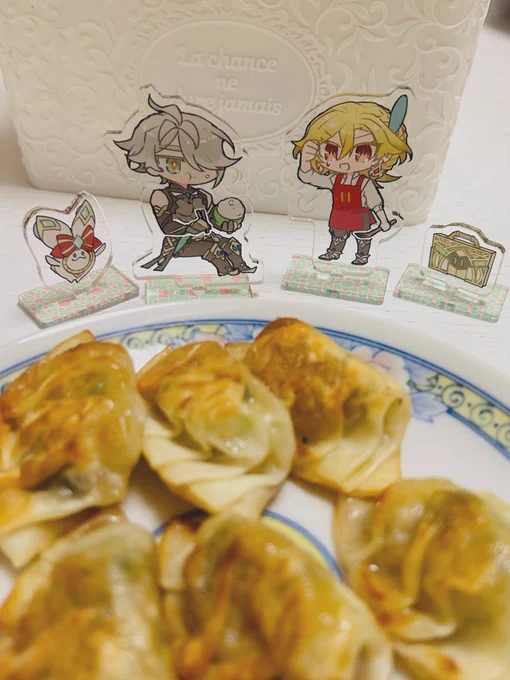 これはすべての食べ物を先輩が作って後輩が食べてることにすることができるアクスタ(洋食用差分付き)