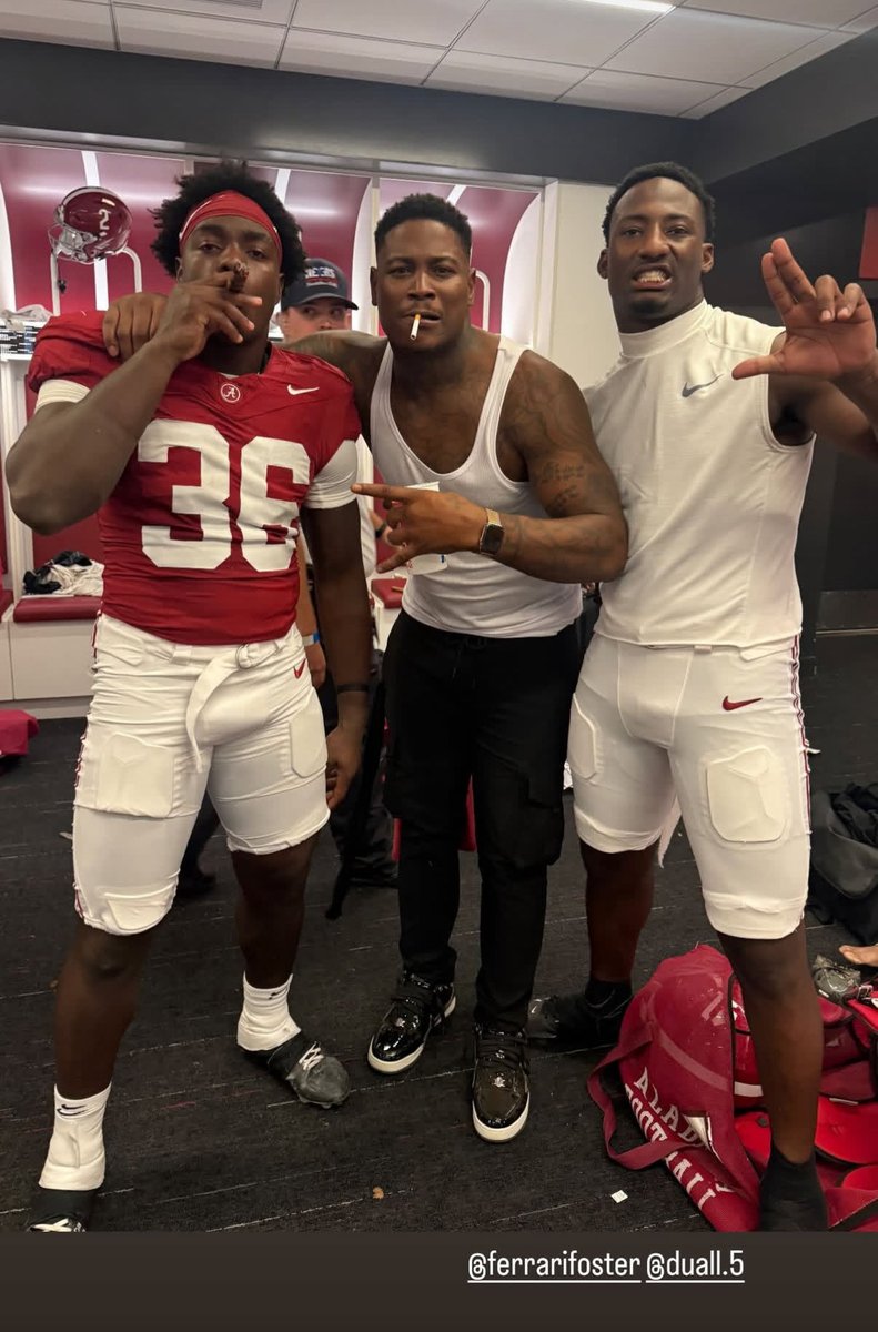 AndrewJBone's tweet image. A lot of great post game photos from Alabama’s win. 

Not many beat seeing Reuben Foster celebrating with the team. 

Young guys grew up idolizing the former Alabama LB

Reaction: on3.com/boards/threads…