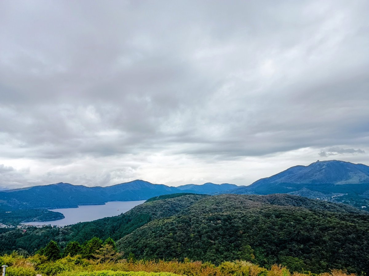 Shohji_Hirayama's tweet image. Stunning view from Mt. Daikanzan at Hakone Turnpike! Spotted a BMW with Seoul plates! Light rain sharpens the autumn scent. Perfect for #終末ツーリング fans. #Hakone #ShortTouring #大観山 #箱根ターンパイク #etcx