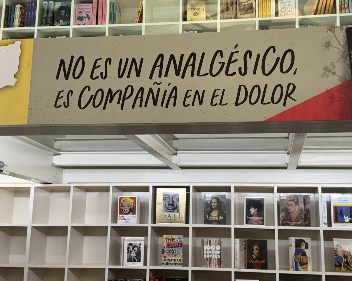 Visto ayer viernes 17 de octubre en la librería Rosario Castellanos, de la editorial mexicana FCE.  ¿No es magnífico?