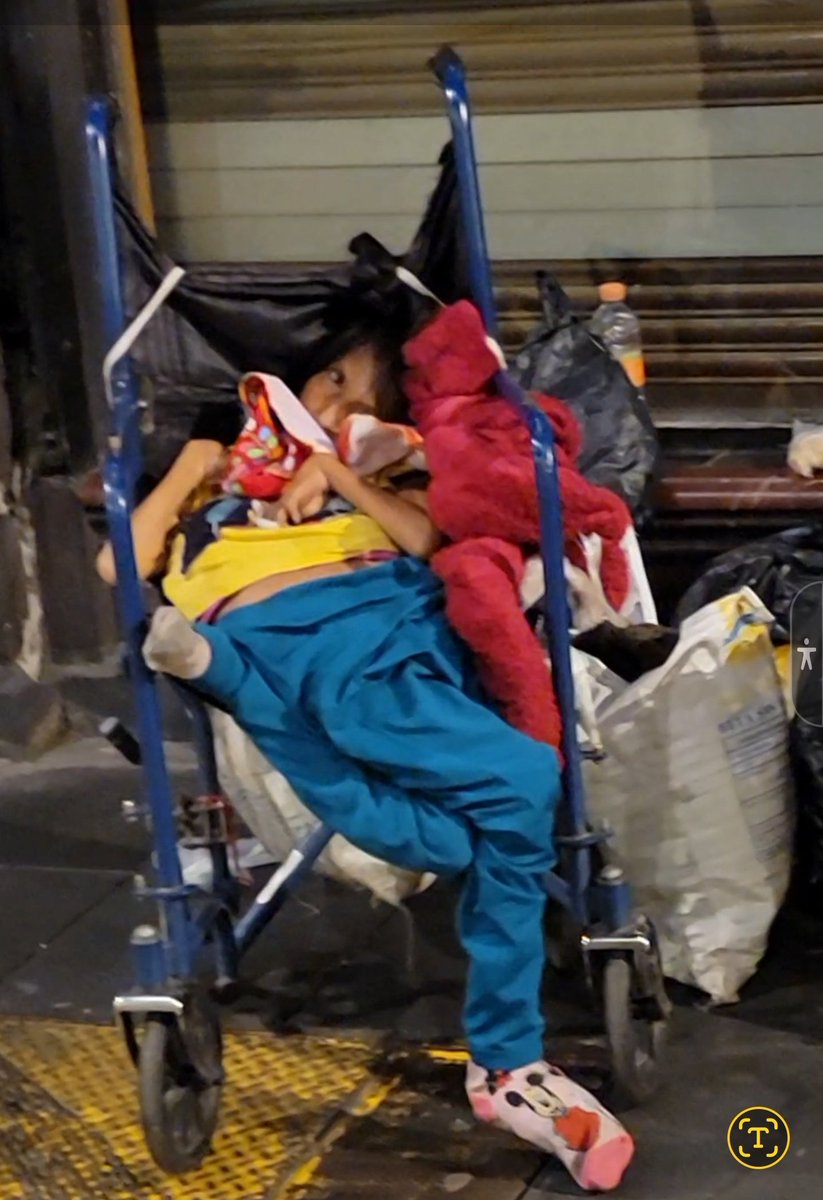 DanielRoblesMEX's tweet image. Por otra parte, vimos a esta chica en una silla de ruedas y una posición totalmente inadecuada. Estaba con una señora mayor vendiendo.
 Con gusto le hubiera regalado mi asiento pero yo tampoco me puedo sostener y es indispensable para mí. 
Recordé mi petición a @lopezobrador_