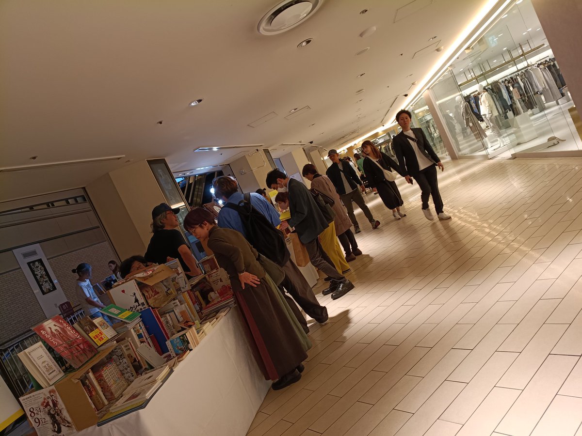 RinrinInfo's tweet photo. 本のマルシェ in HERBIS
2日目

今日も賑わっています

今日は
手製本ノートも少しだけ用意しました

17:00まで
ハービスENTでお待ちしております♪

#本のマルシェ
#ハービスENT
#絵本
#手製本
#和綴じ https://t.co/S8fpnjvYIP