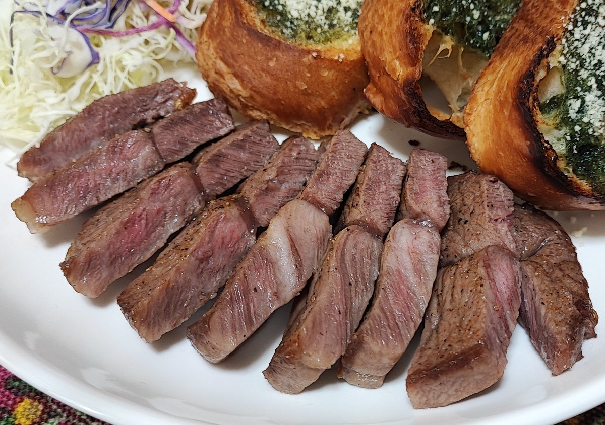 焼けました🤤

ミディアムレアくらいの焼き加減にしたかったけど、アルミホイルの中で7分置いたので余熱で熱が通ってミディアムウェルくらいの焼き加減に

盛り付けしてる間に少し冷めたけどそれでも口の中でとろける美味しさ🤤

同じくオーブンで焼いたジェノベーゼトーストと安物の赤ワインで乾杯🍻