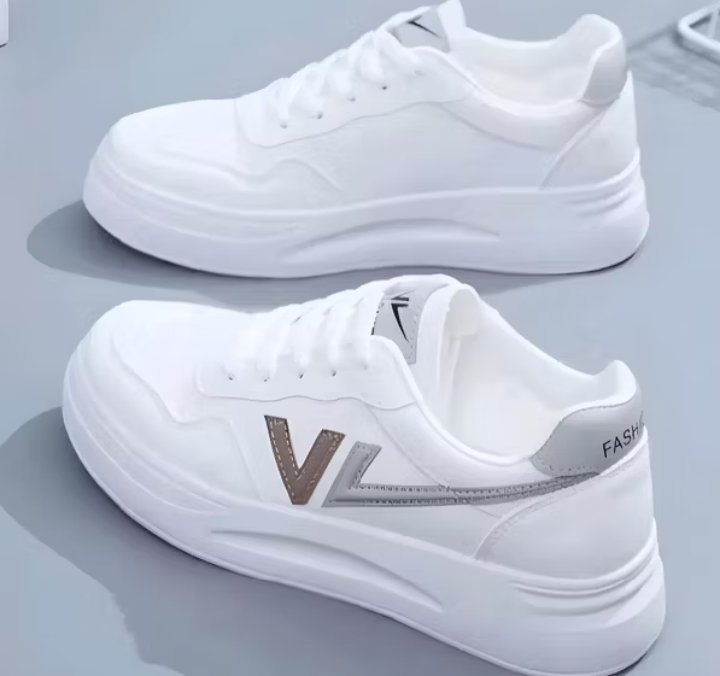 humorku4's tweet photo. @hannycorneliaaa Mau ngetawain orang yang kemarin beli sepatu ini kena di harga 250.000 sekarang lagi turun harga cuma 50.000 woy

https://t.co/fZckakMlJ0 https://t.co/LXqdWKY1fB