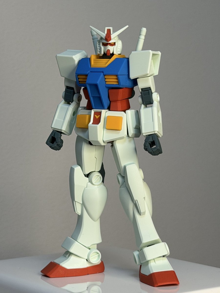 エントリグレードのガンダム
ゲート処理とヤスリがけ、
合わせ目消ししてつや消しトップコート、
それだけで十分かっこいいな！
#ガンプラ