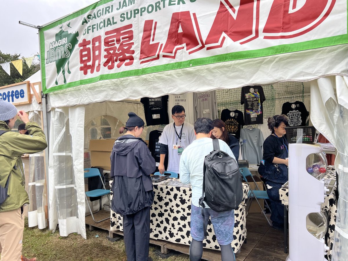 asjams's tweet photo. 朝霧JAMあと半日！Gサイト朝霧ランドでは、ここでしか買えないグッズも買えるよ！
#朝霧JAM
#朝霧通信
#富士宮
#朝霧ランド
@asagirijam https://t.co/jLXNr7QDYU